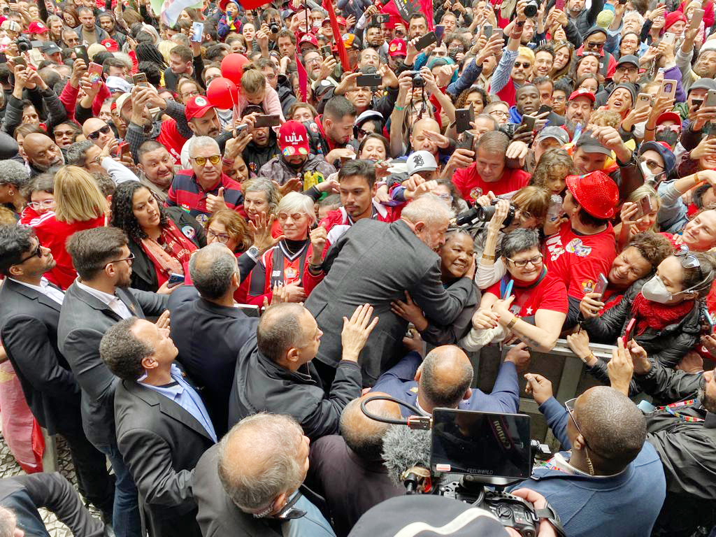 Foto de Tia Celina sendo beijada por Lula viraliza em Araucária