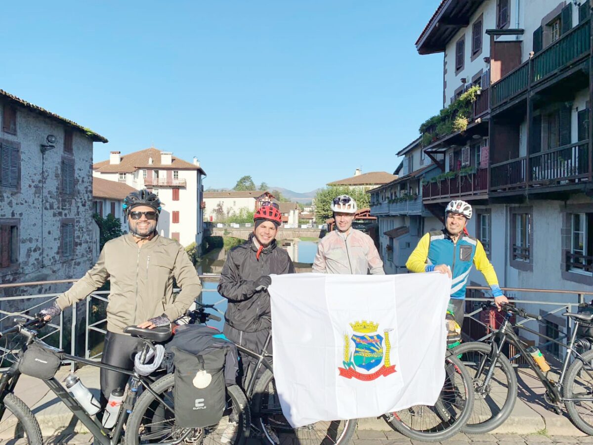 Amigos decidem peregrinar juntos pelo Caminho de Santiago de Compostela