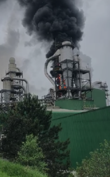 Fumaça preta saindo da caldeira da Berneck assustou araucarienses na manhã desta segunda-feira (31)