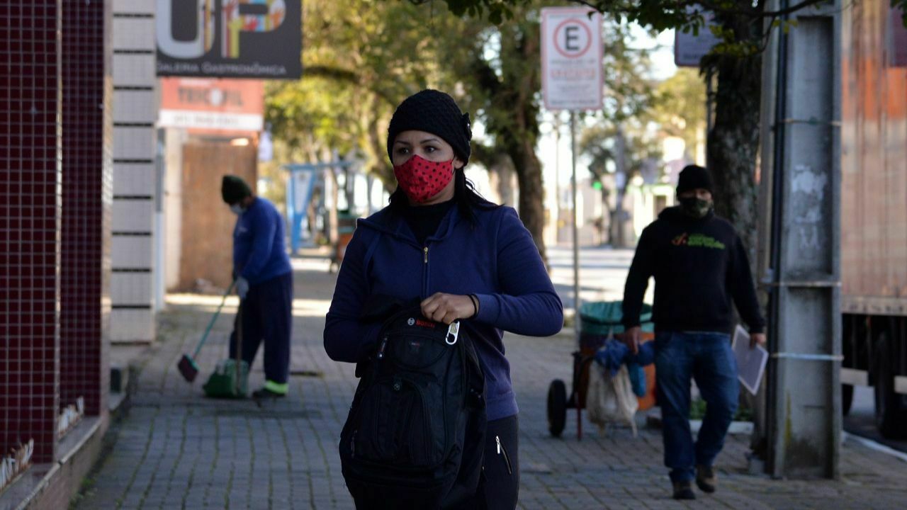 Casos de Covid voltam a subir e Secretaria Municipal de Saúde alerta para que a população tome precauções