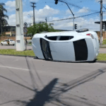 Carro capota na Avenida das Araucárias