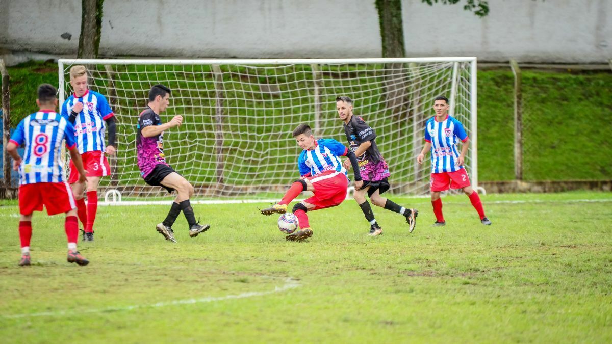 Muita chuva e gols marcaram a estreia da Segundona Municipal