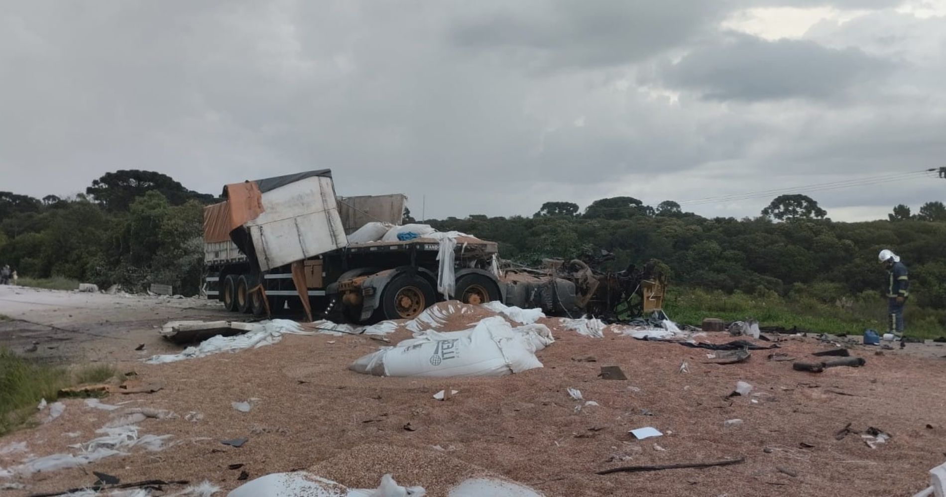 Duas carretas batem de frente na Rodovia do Xisto, um dos motoristas morreu no local e outro ficou gravemente ferido