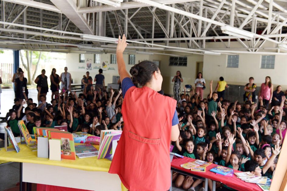 Escola Municipal Sebastião Tavares recebe doação de livros da Repar