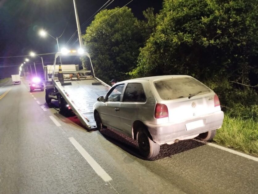 Bandidos usando carro roubado são presos por furto de cabos de internet