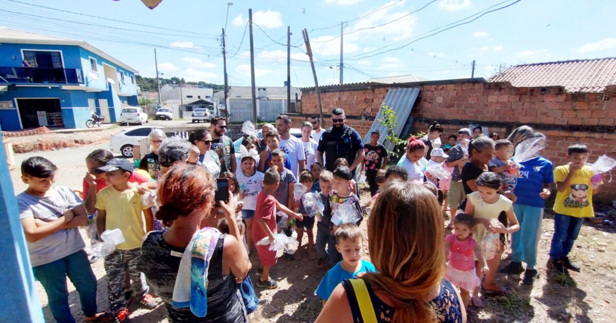 Projeto Castelo de Madeira distribui ovos de Páscoa para crianças da Portelinha