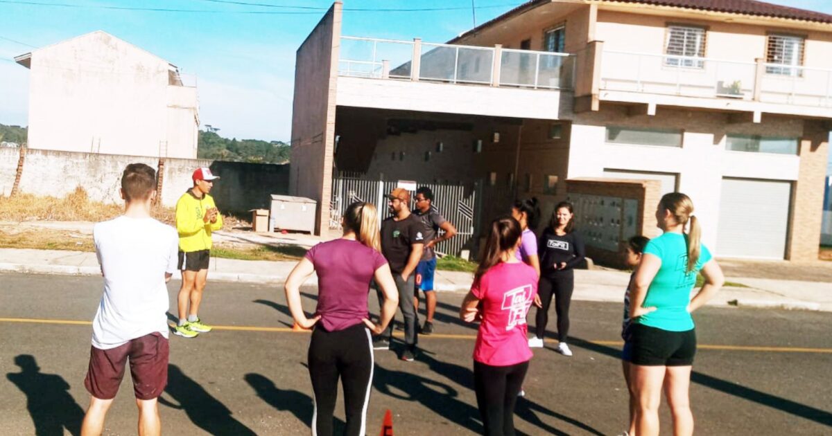 Atleta araucariense ministra palestra para alunos de academia em Contenda