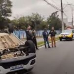 Carro capota em frente a Escola Elizabeth Werka