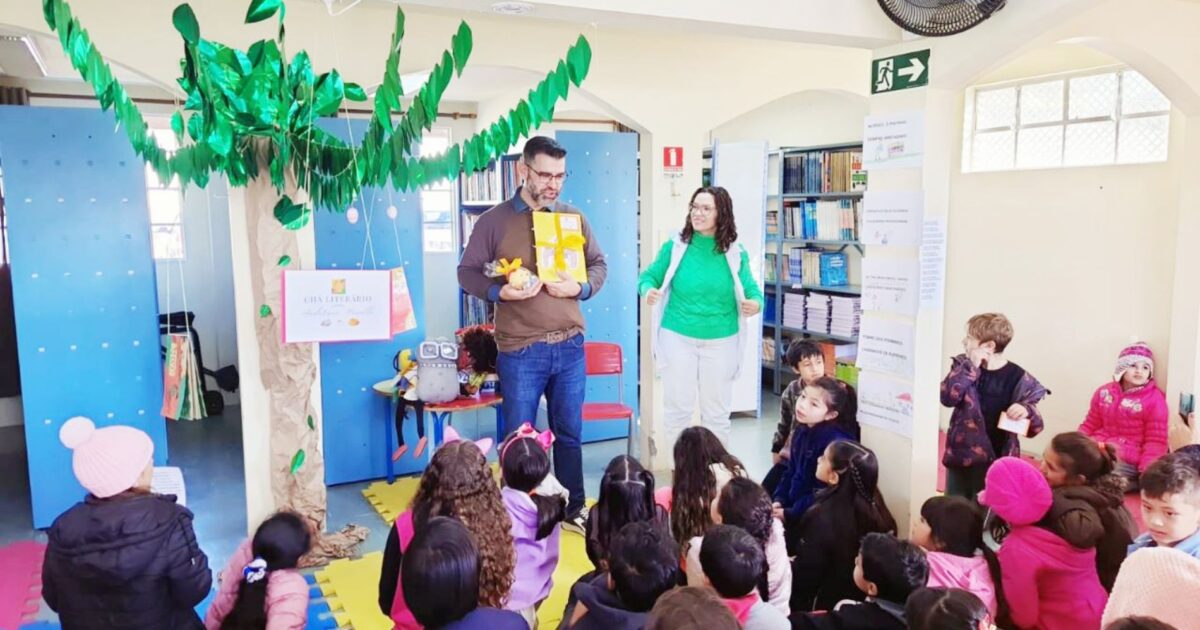 Alunos da Escola Azuréarecebem visita de escritorpara um “chá literário”