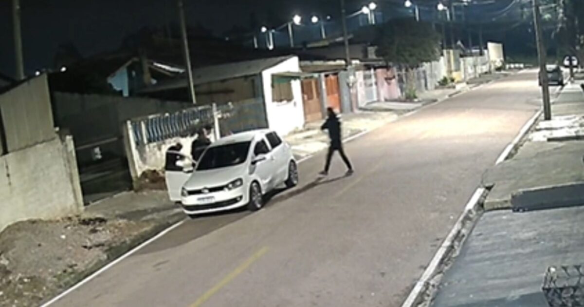 Homem sofre assalto a mão armada e tem seu carro roubado no bairro Costeira