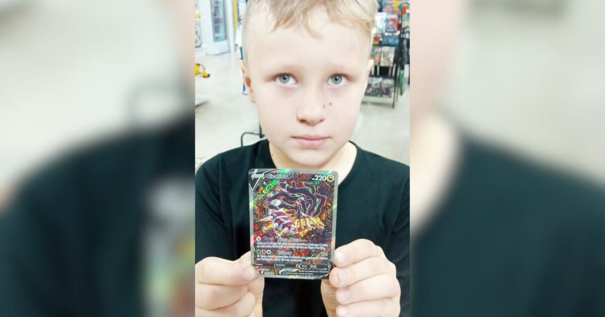 Mais um garotinho encontra figurinha rara do Pokémon