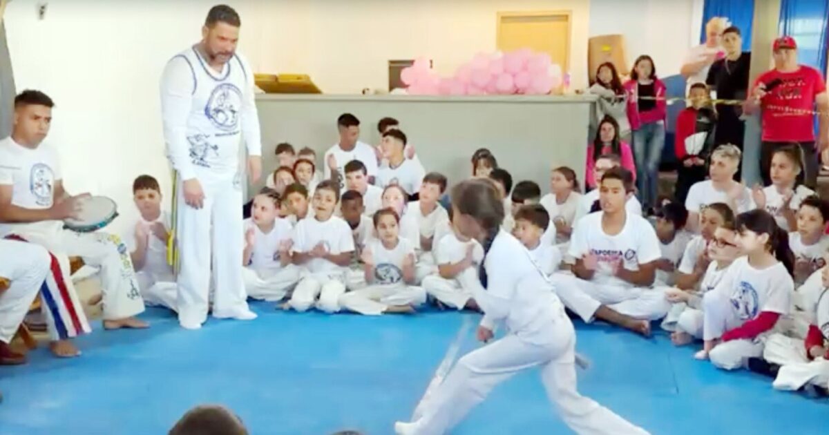 Batizado de capoeira movimentou morado­res do Iguatemi nofinal de semana