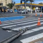 Caminhão derruba dois postes no centro de Araucária e complica o tráfego