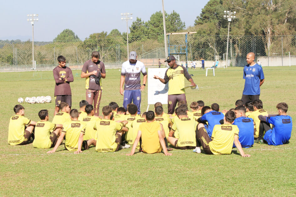 Campeonato Paranaense: Sub15 e Sub17 do Araucária ECR seguem firmes na competição