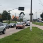 Fila intensa de veículos na Avenida das Araucárias