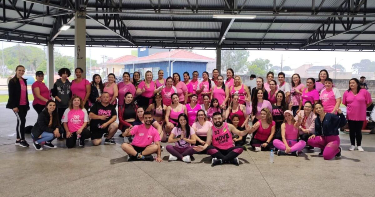 Mesmo com chuva e frio aulão de dança em alusão ao Outubro Rosa foi um sucesso