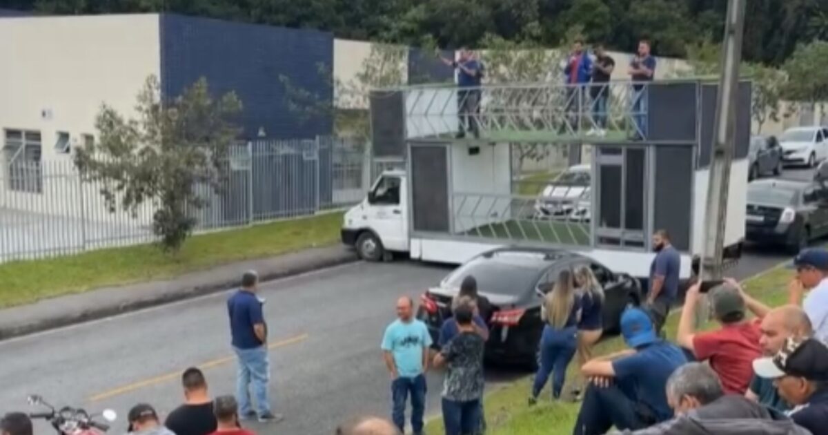 Funcionários de terceirizada da Repar protestam por falta de pagamento