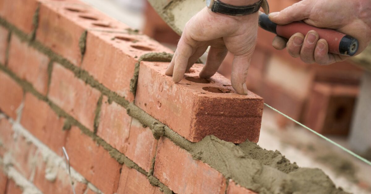 Jovem precisa de ajuda para construir uma casa para morar com a mãe