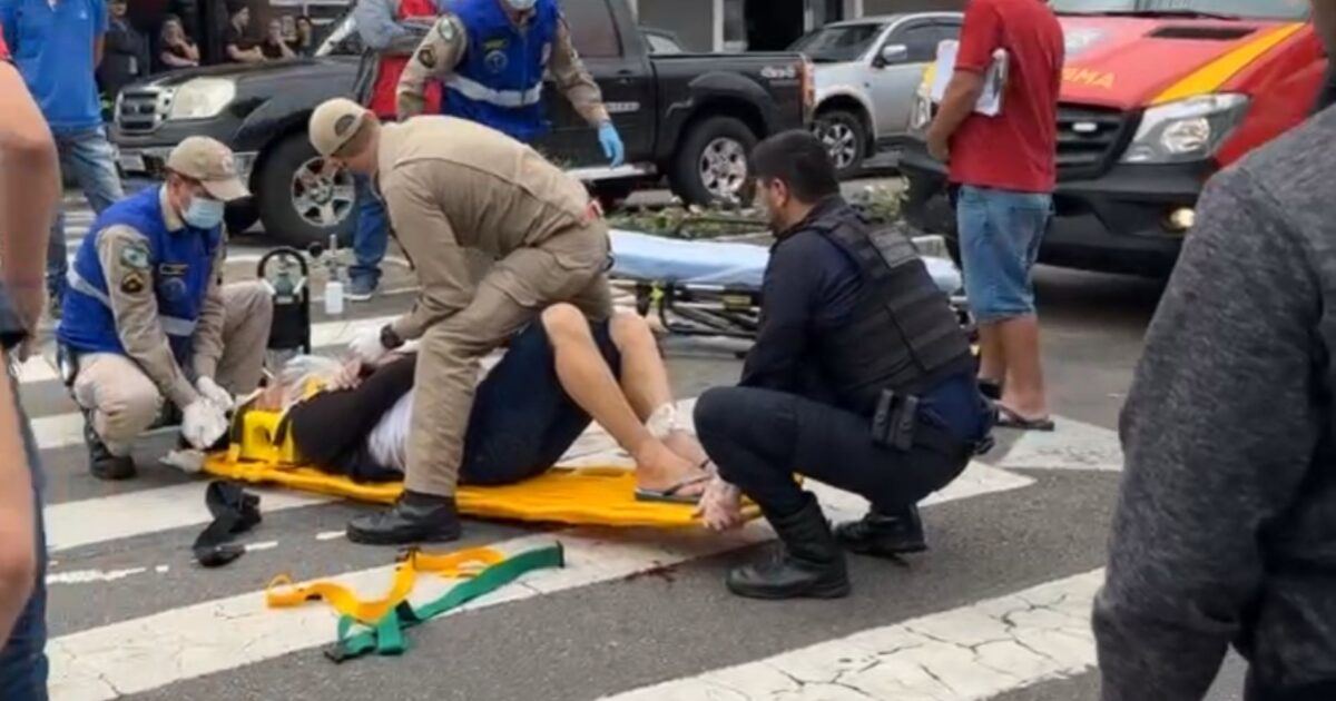 motociclista atropela mulher em frente a prefeitura