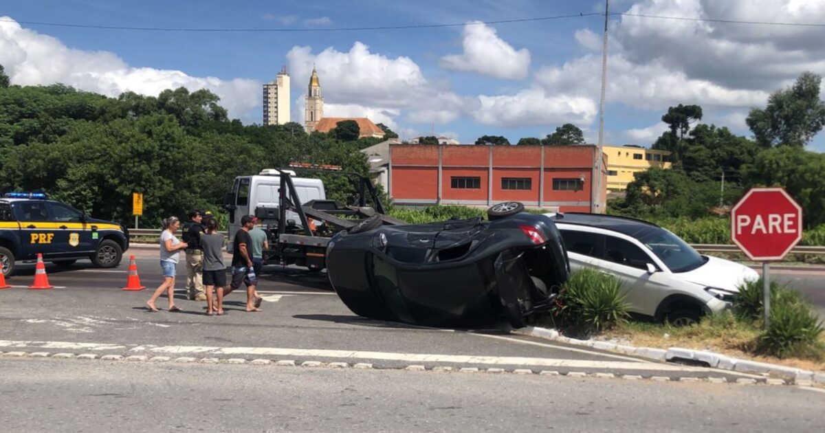 Acidente entre dois carros na BR-476 deixa criança ferida mas sem gravidade