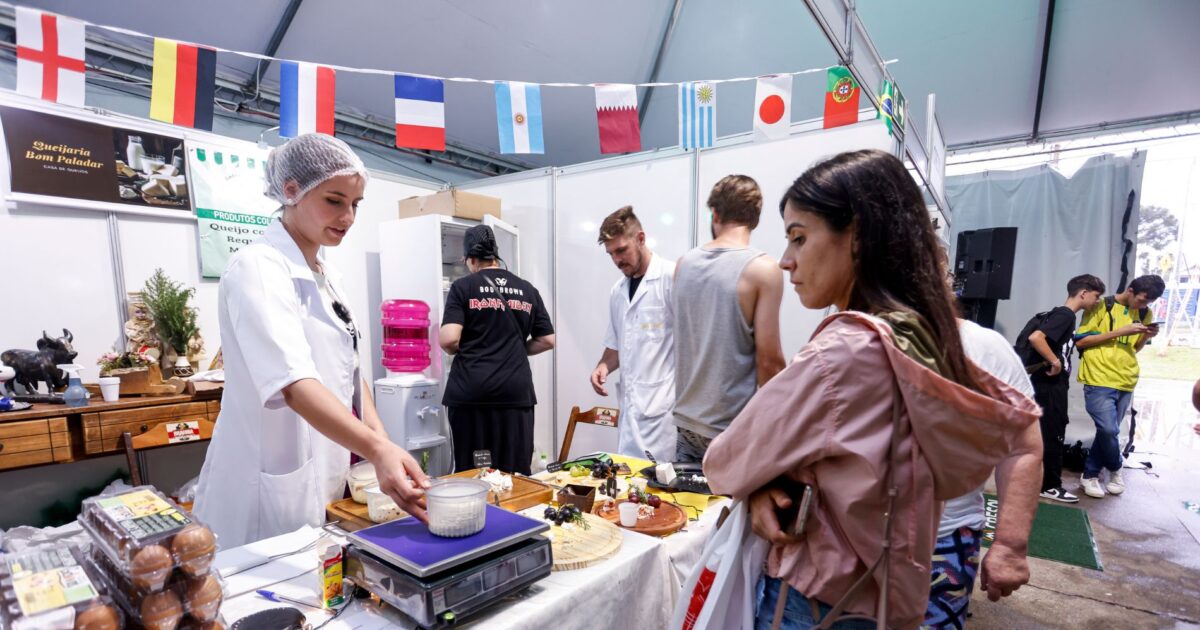 Artistas locais se apresentam na 2ª edição da Feira Sabores das Colônias no Parque Cachoeira nesta sexta-feira (08)