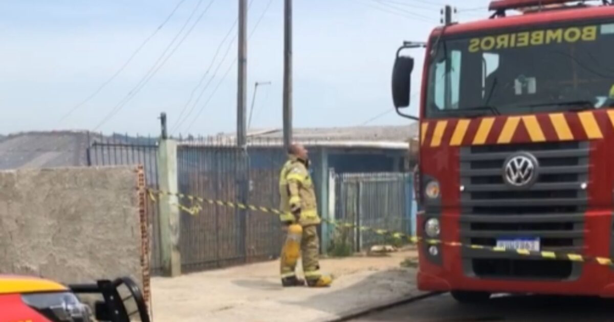 Casa é atingida por incêndio no Passaúna