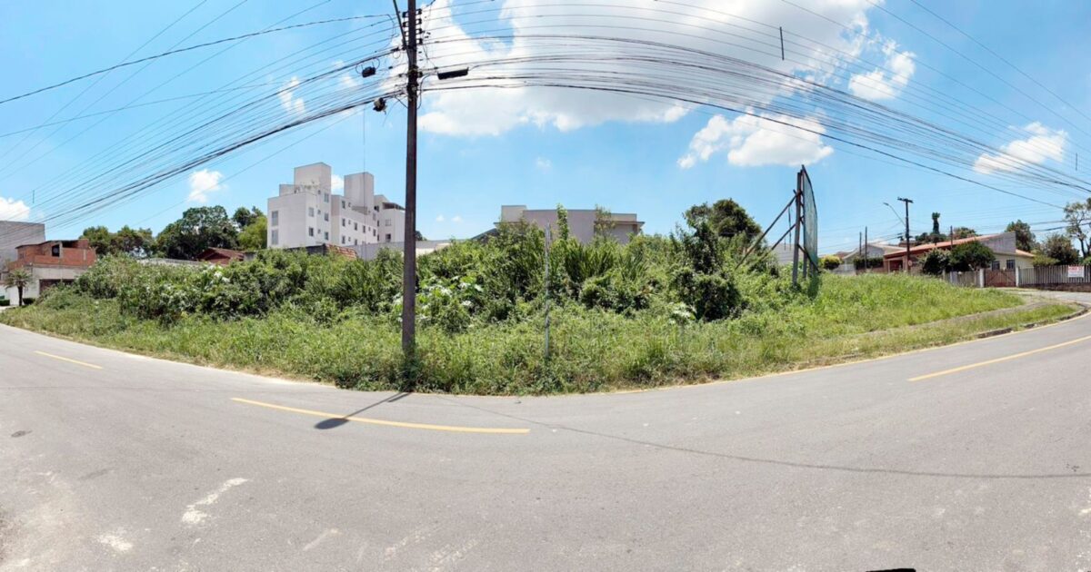 Terreno com mato alto localizado no Centro deixa moradores irritados