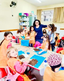 Imagem de destaque - Alunos da Escola Arlindo Druszcz produzem obras de arte usando jornais antigos   