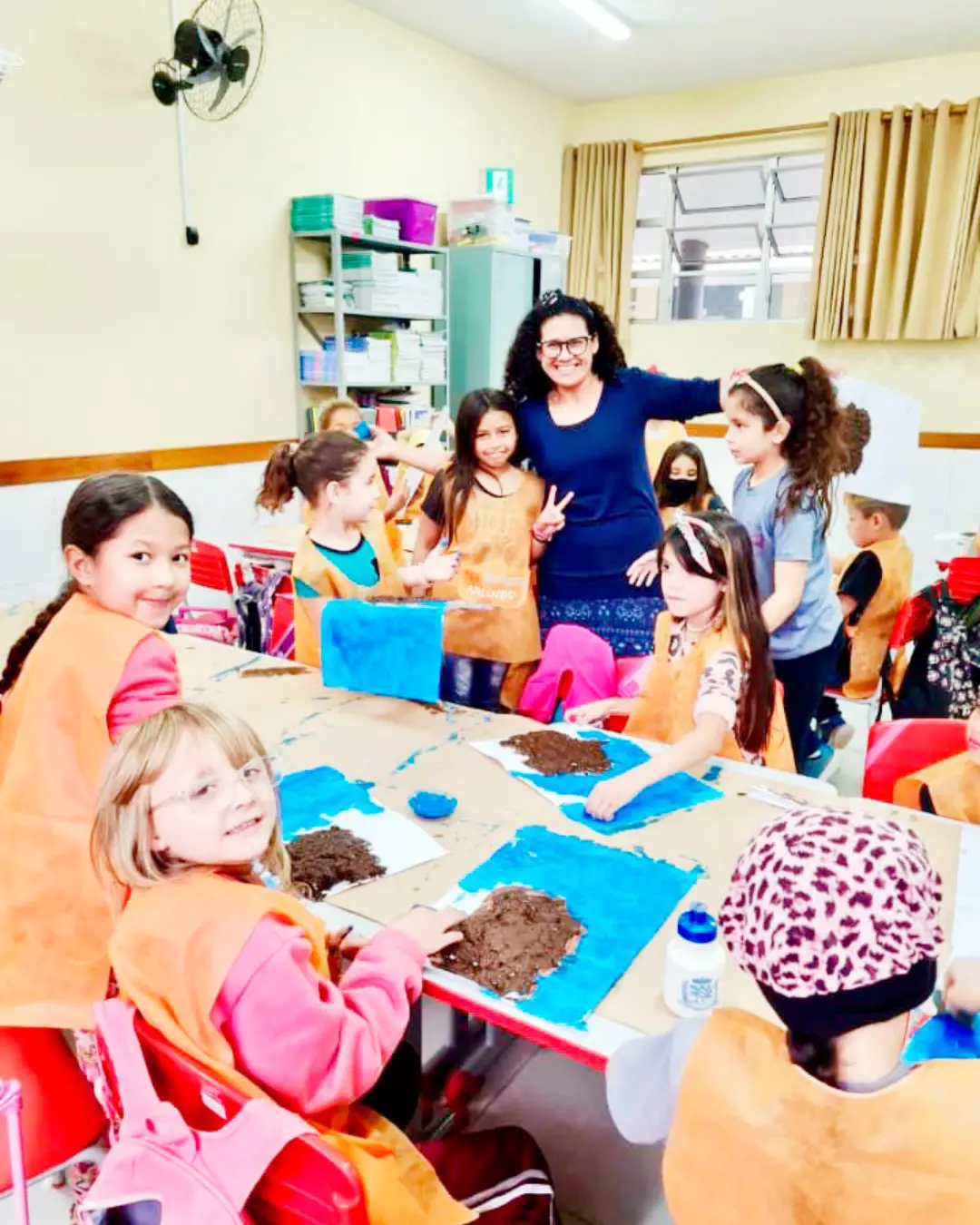 Imagem de destaque - Alunos da Escola Arlindo Druszcz produzem obras de arte usando jornais antigos   