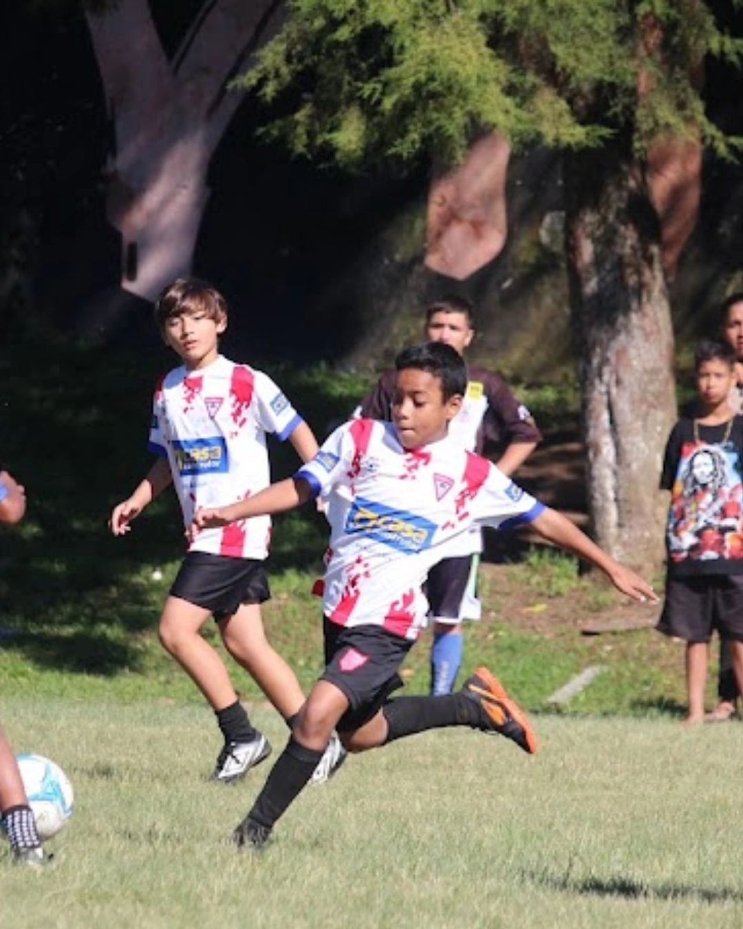 Imagem de destaque - Alunos de dois projetos de futebol participam de rodada de amistosos no campo do Jatobá