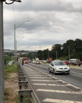 Imagem de destaque - Caminhão quebrado causa congestionamento próximo à lombada eletrônica da Cocelpa