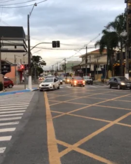 Imagem de destaque - Trânsito intenso na esquina da rua Manoel Ribas com a rua Victor do Amaral