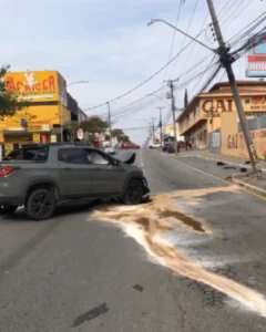 Acidente entre carro e poste na Avenida Archelau Almeida Torres