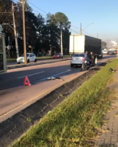 Av. das Araucárias com congestionamento após colisão entre moto e carro