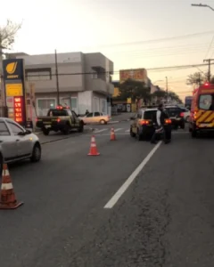 Carro colide com árvore na Av. Archelau de Almeida Torres