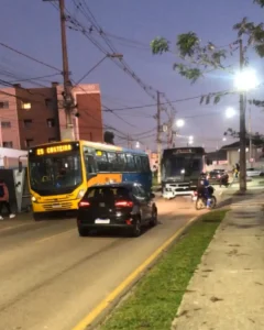 Acidente entre dois ônibus na rua Maranhão