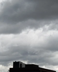 Imagem de destaque - Final de semana será marcado com bastante chuva e temperaturas frias