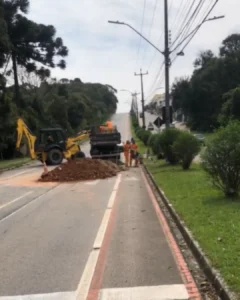 Buraco aberto pela chuva causou intervenção na Avenida Manoel Ribas