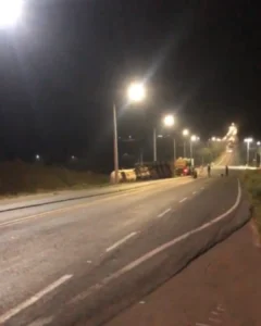 Carreta tomba ao desviar de obstáculo na Av. Independência