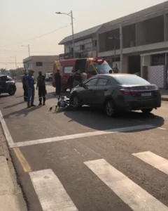 Quinta-feira (12) inicia com acidente entre carro e moto na rua Capivari