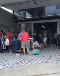 Bazar beneficente foi realizado na Av. das Cerejeiras