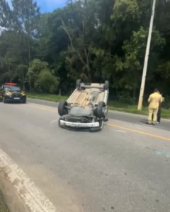 Acidente envolvendo três veículos na rua Minas Gerais