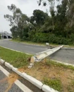 Acidente na rua Alfredo Charviet destrói poste