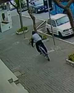 Homem é preso em flagrante após roubar loja de bicicleta