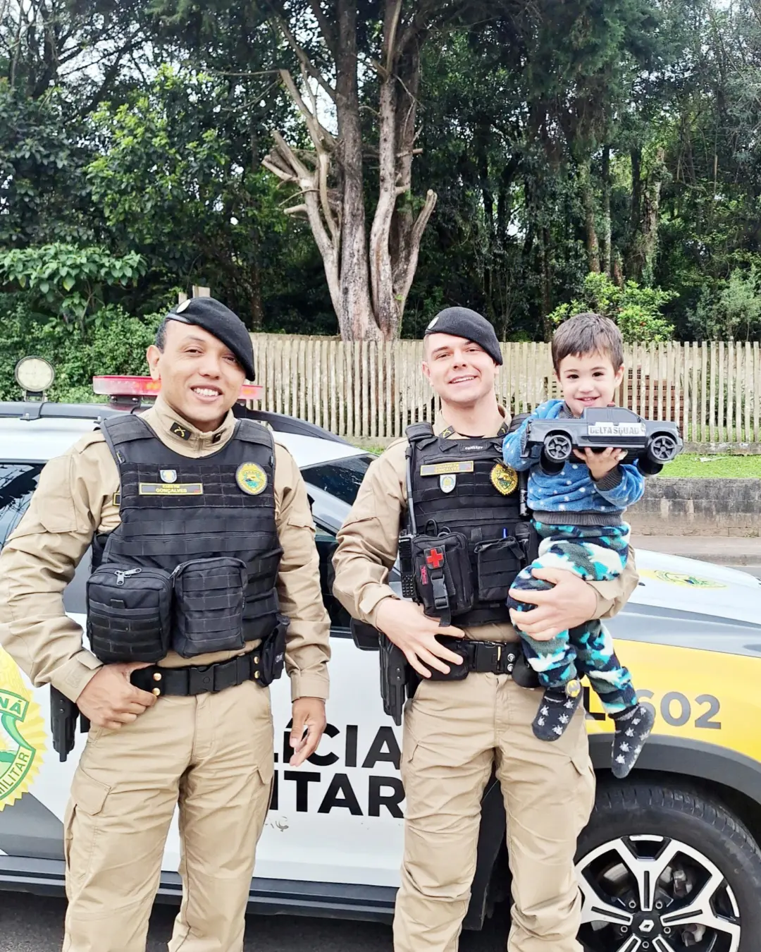 Policiais militares de Araucária visitam criança de 2 anos que ajudaram a salvar