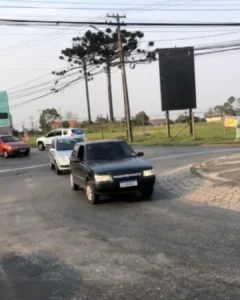 Trânsito intenso na rotatória da Avenida dos Pinheirais