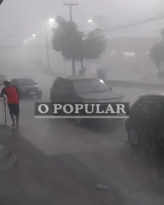 Virada brusca de tempo faz dia virar noite em Araucária