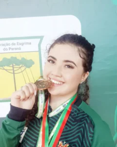 Com duas medalhas no Paranaense, esgrimista Gabriela encerra competições do ano