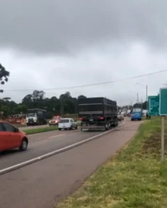 Trânsito intenso registrado na alça de acesso da PR-423 pela BR-476