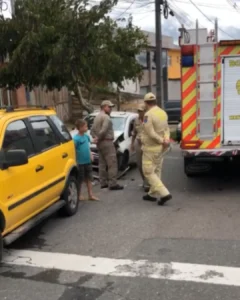 Acidente entre dois veículos no Jardim Tupy